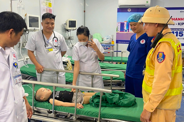 Người phụ nữ bị chảy máu não được CSGT đưa đi cấp cứu kịp thời- Ảnh 3. Người phụ nữ bị chảy máu não được CSGT đưa đi cấp cứu kịp thời- Ảnh 3.
