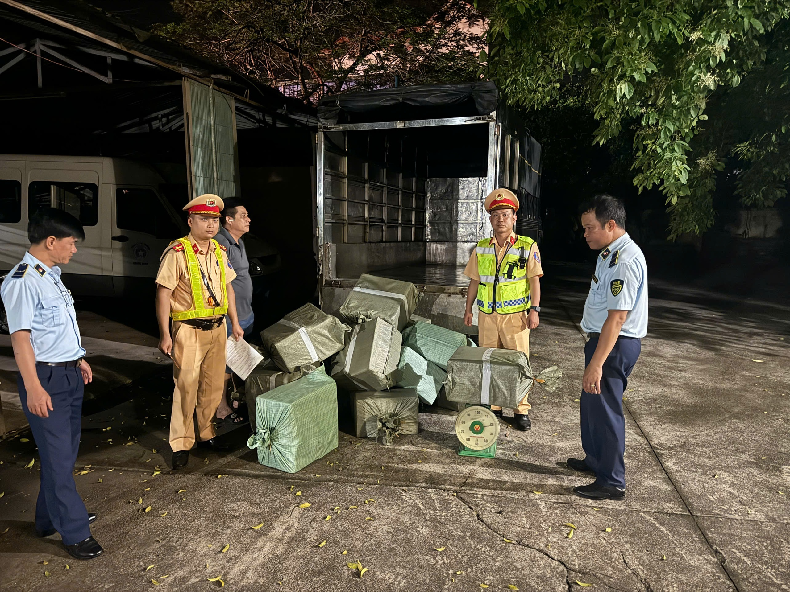 Phát hiện nhiều vụ vận chuyển hàng hóa không rõ nguồn gốc qua địa bàn Tp.Móng Cái- Ảnh 2. Phát hiện nhiều vụ vận chuyển hàng hóa không rõ nguồn gốc qua địa bàn Tp.Móng Cái- Ảnh 2.