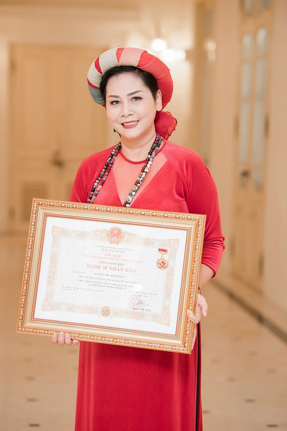NSND Minh Hằng sau những thăng trầm cuộc đời, thích nghi khi độc hành với chính mình- Ảnh 5. NSND Minh Hằng sau những thăng trầm cuộc đời, thích nghi khi độc hành với chính mình- Ảnh 5.