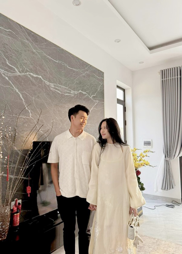 Vợ chồng tiền vệ Thành Chung khoe biệt thự chục tỷ hoành tráng, sang chảnh- Ảnh 5. Vợ chồng tiền vệ Thành Chung khoe biệt thự chục tỷ hoành tráng, sang chảnh- Ảnh 5.