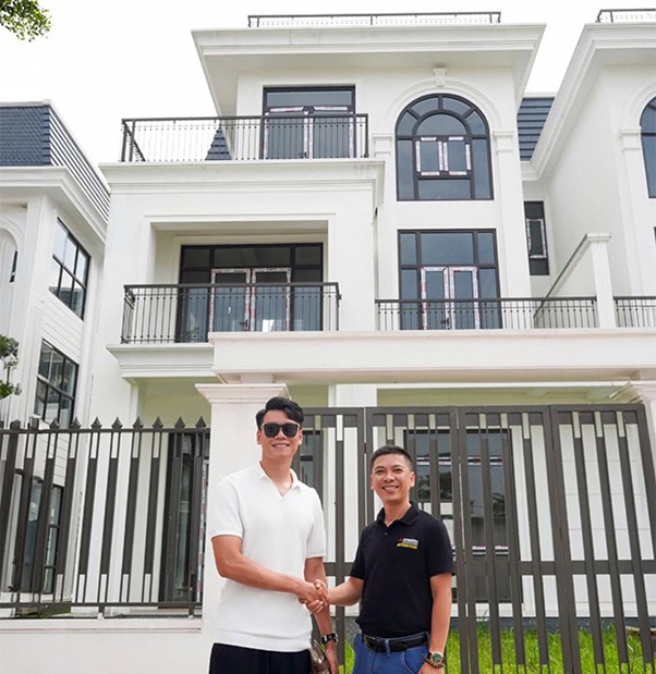Vợ chồng tiền vệ Thành Chung khoe biệt thự chục tỷ hoành tráng, sang chảnh- Ảnh 1. Vợ chồng tiền vệ Thành Chung khoe biệt thự chục tỷ hoành tráng, sang chảnh- Ảnh 1.