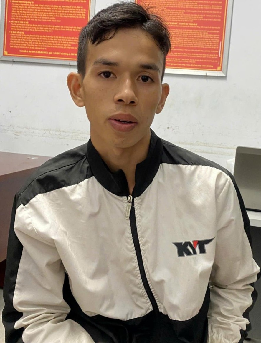 Chở bạn gái đi uống nước mía, thanh niên "tiện tay" trộm điện thoại- Ảnh 1. Chở bạn gái đi uống nước mía, thanh niên "tiện tay" trộm điện thoại- Ảnh 1.