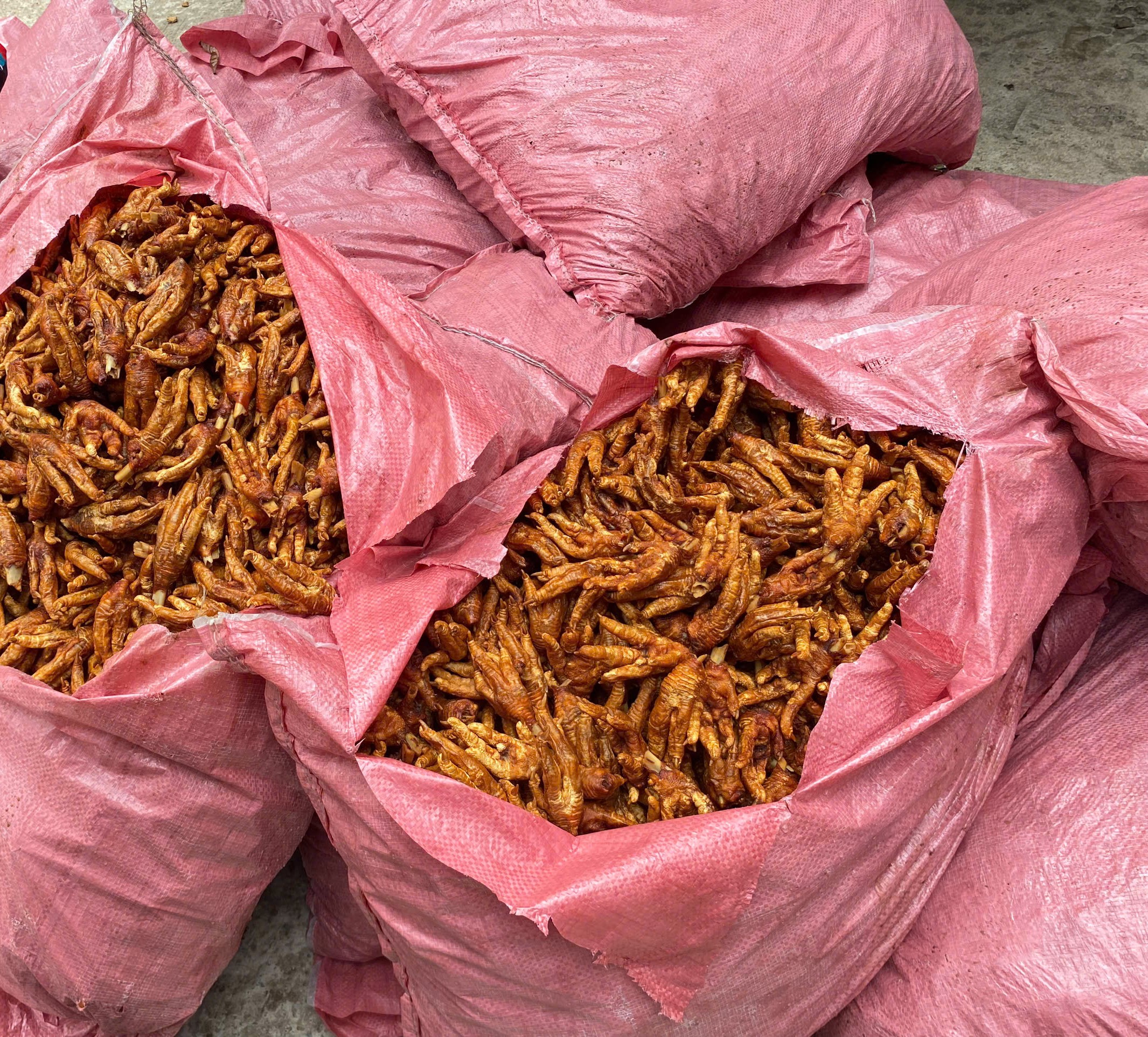 Thu giữ 1.500 kg chân gà không rõ nguồn gốc xuất xứ
- Ảnh 1. Thu giữ 1.500 kg chân gà không rõ nguồn gốc xuất xứ
- Ảnh 1.