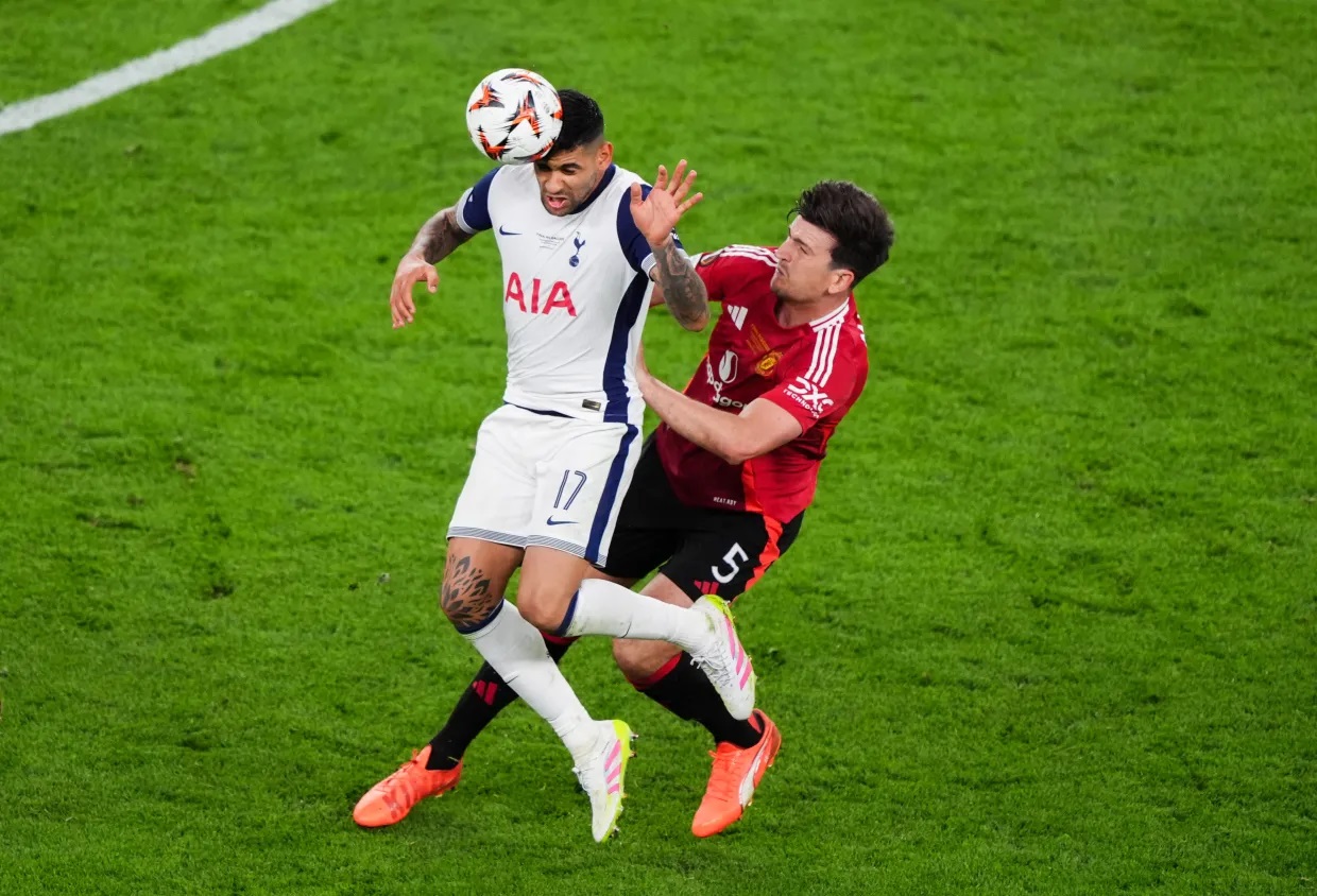 Harry Maguire (áo đỏ) và Cristian Romero đụng độ nhau nhiều lần trong trận đấu. (Ảnh: PA) Harry Maguire (áo đỏ) và Cristian Romero đụng độ nhau nhiều lần trong trận đấu. (Ảnh: PA)