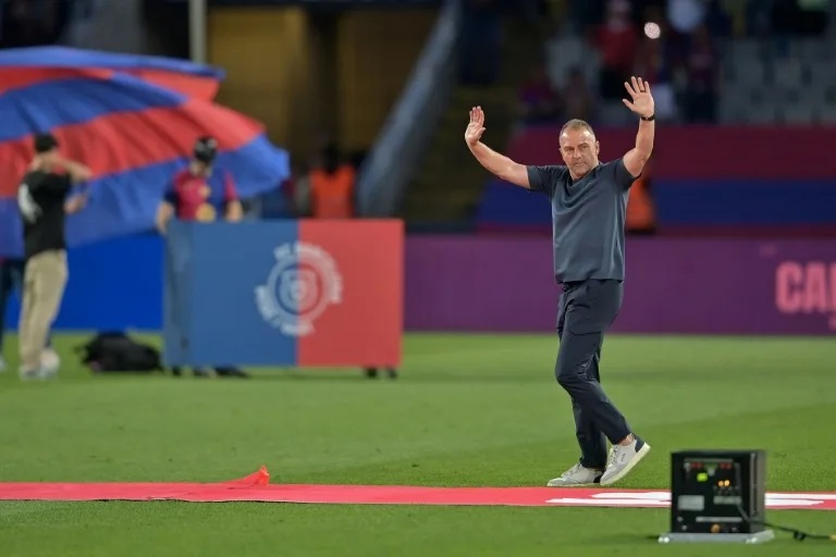 Hansi Flick vẫy tay khi ăn mừng chức vô địch La Liga của Barcelona. (Ảnh: AFP) Hansi Flick vẫy tay khi ăn mừng chức vô địch La Liga của Barcelona. (Ảnh: AFP)