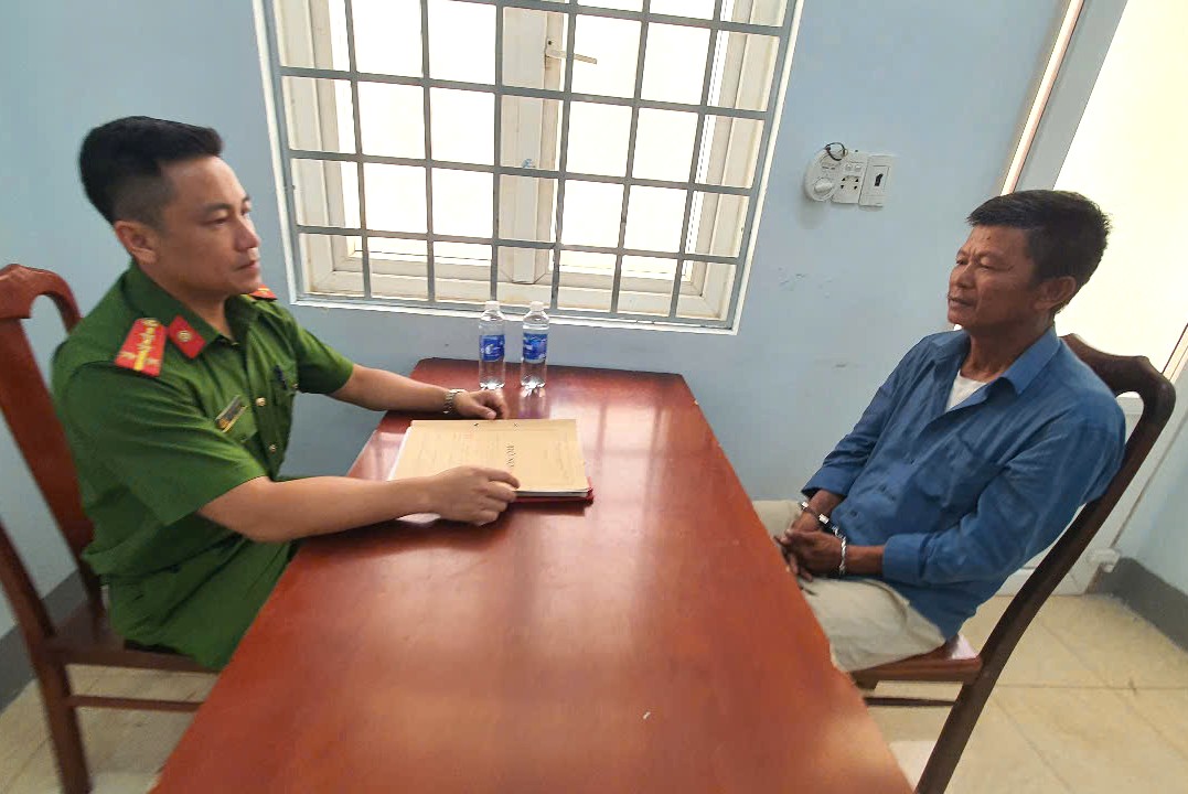 Bắt đối tượng ném ly thủy tinh gây trọng thương bạn nhậu rồi bỏ trốn sang Campuchia- Ảnh 1. Bắt đối tượng ném ly thủy tinh gây trọng thương bạn nhậu rồi bỏ trốn sang Campuchia- Ảnh 1.