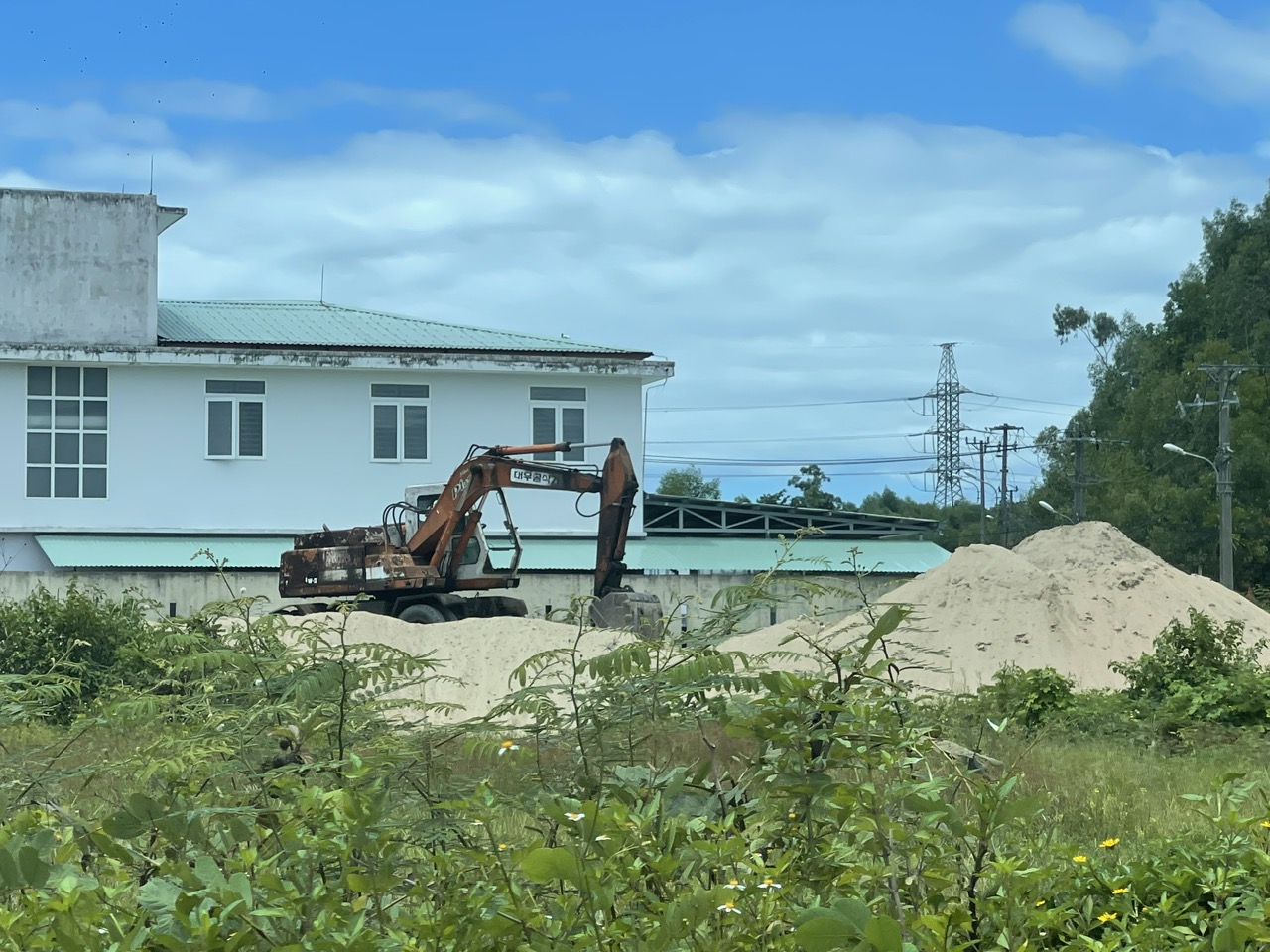 Giá cát tăng vọt, công trình ở Đà Nẵng đứng trước nguy cơ "đóng băng"- Ảnh 1. Giá cát tăng vọt, công trình ở Đà Nẵng đứng trước nguy cơ "đóng băng"- Ảnh 1.