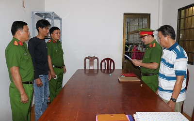 Khởi tố kẻ tự xưng 