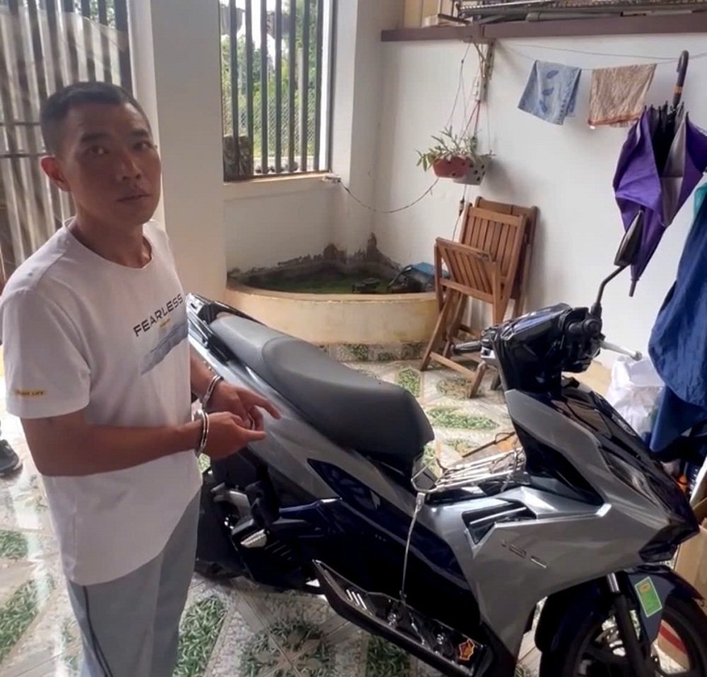 Bắt gã đàn ông cướp giật điện thoại trong túi quần của phụ nữ- Ảnh 1. Bắt gã đàn ông cướp giật điện thoại trong túi quần của phụ nữ- Ảnh 1.