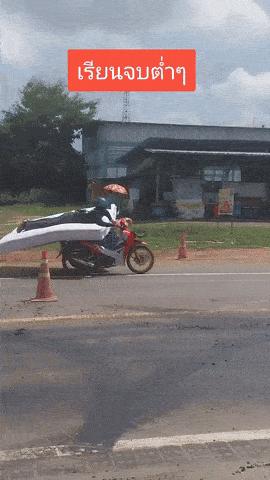 Thót tim cảnh người đàn ông lái xe máy trong khi nằm trên nệm- Ảnh 1. Thót tim cảnh người đàn ông lái xe máy trong khi nằm trên nệm- Ảnh 1.