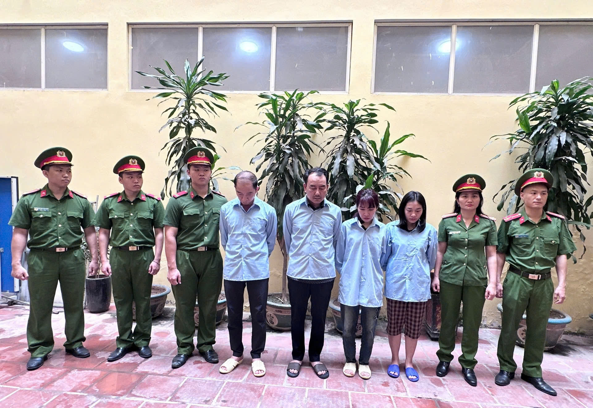 Hà Nội: Khởi tố 4 cán bộ phường nhận hối lộ hơn 1 tỷ đồng- Ảnh 1. Hà Nội: Khởi tố 4 cán bộ phường nhận hối lộ hơn 1 tỷ đồng- Ảnh 1.