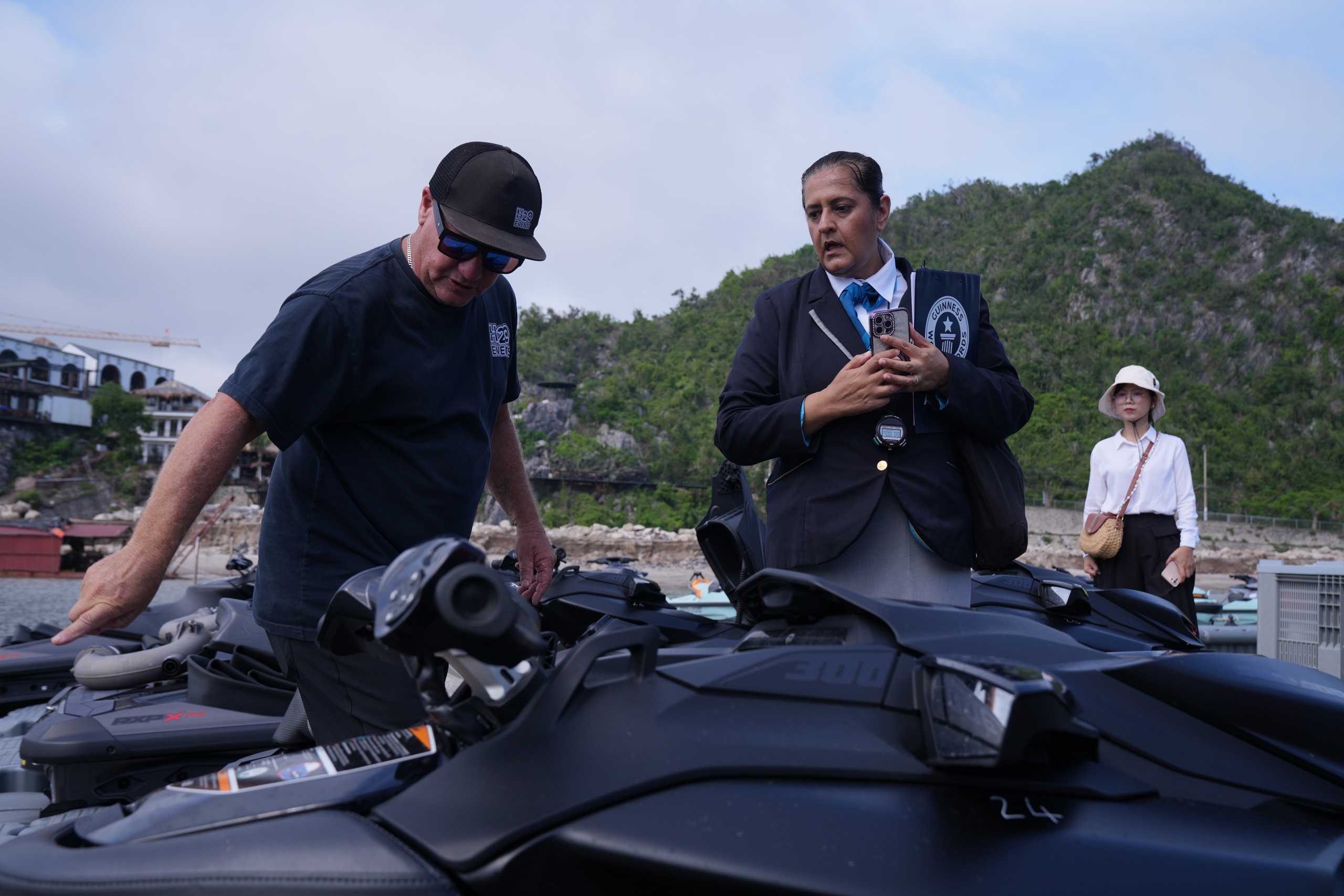 Show diễn jetski bắn pháo hoa tại Cát Bà vượt qua vòng thẩm định Guinness, xác lập hai kỷ lục thế giới trên biển- Ảnh 2. Show diễn jetski bắn pháo hoa tại Cát Bà vượt qua vòng thẩm định Guinness, xác lập hai kỷ lục thế giới trên biển- Ảnh 2.