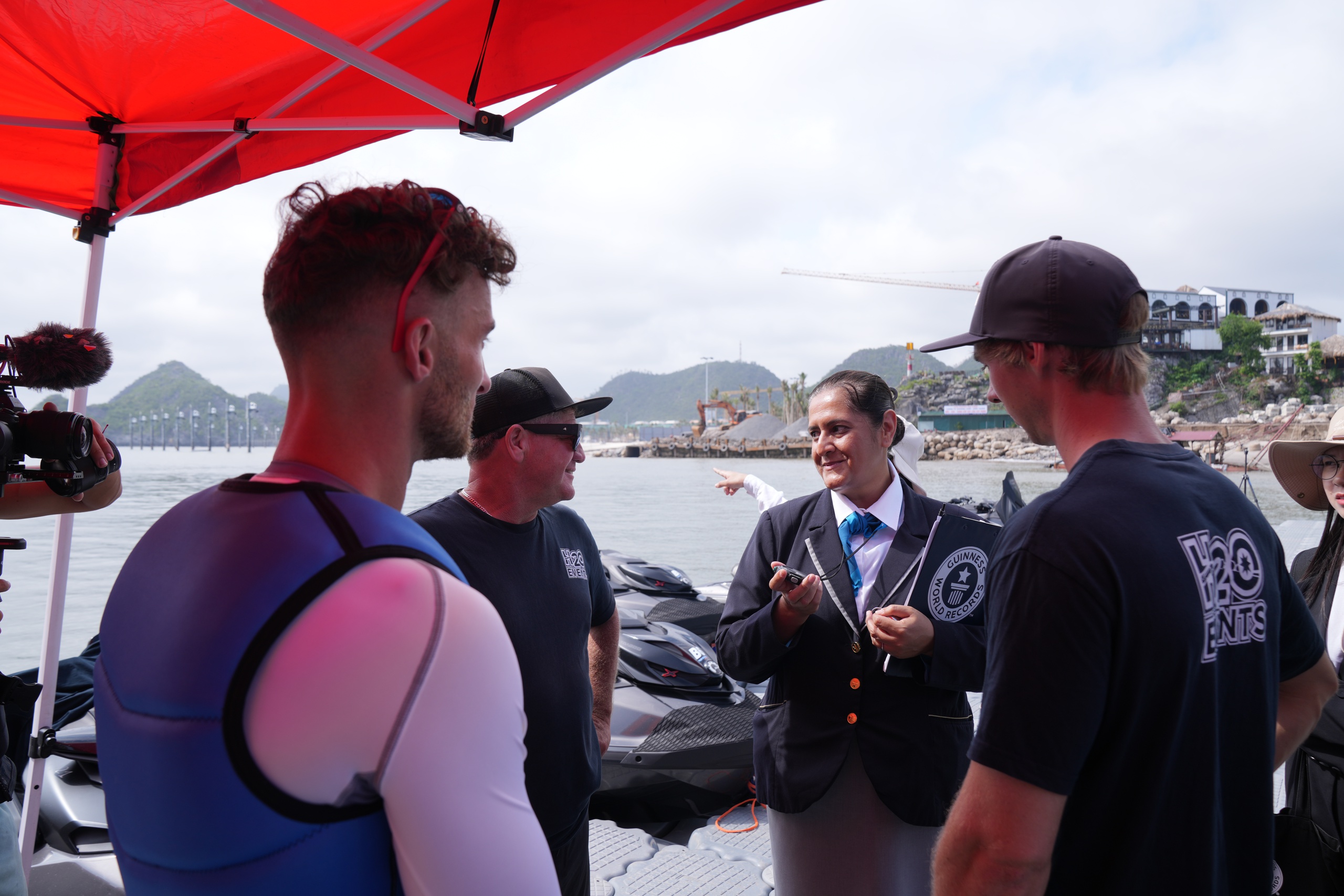 Show diễn jetski bắn pháo hoa tại Cát Bà vượt qua vòng thẩm định Guinness, xác lập hai kỷ lục thế giới trên biển- Ảnh 4. Show diễn jetski bắn pháo hoa tại Cát Bà vượt qua vòng thẩm định Guinness, xác lập hai kỷ lục thế giới trên biển- Ảnh 4.