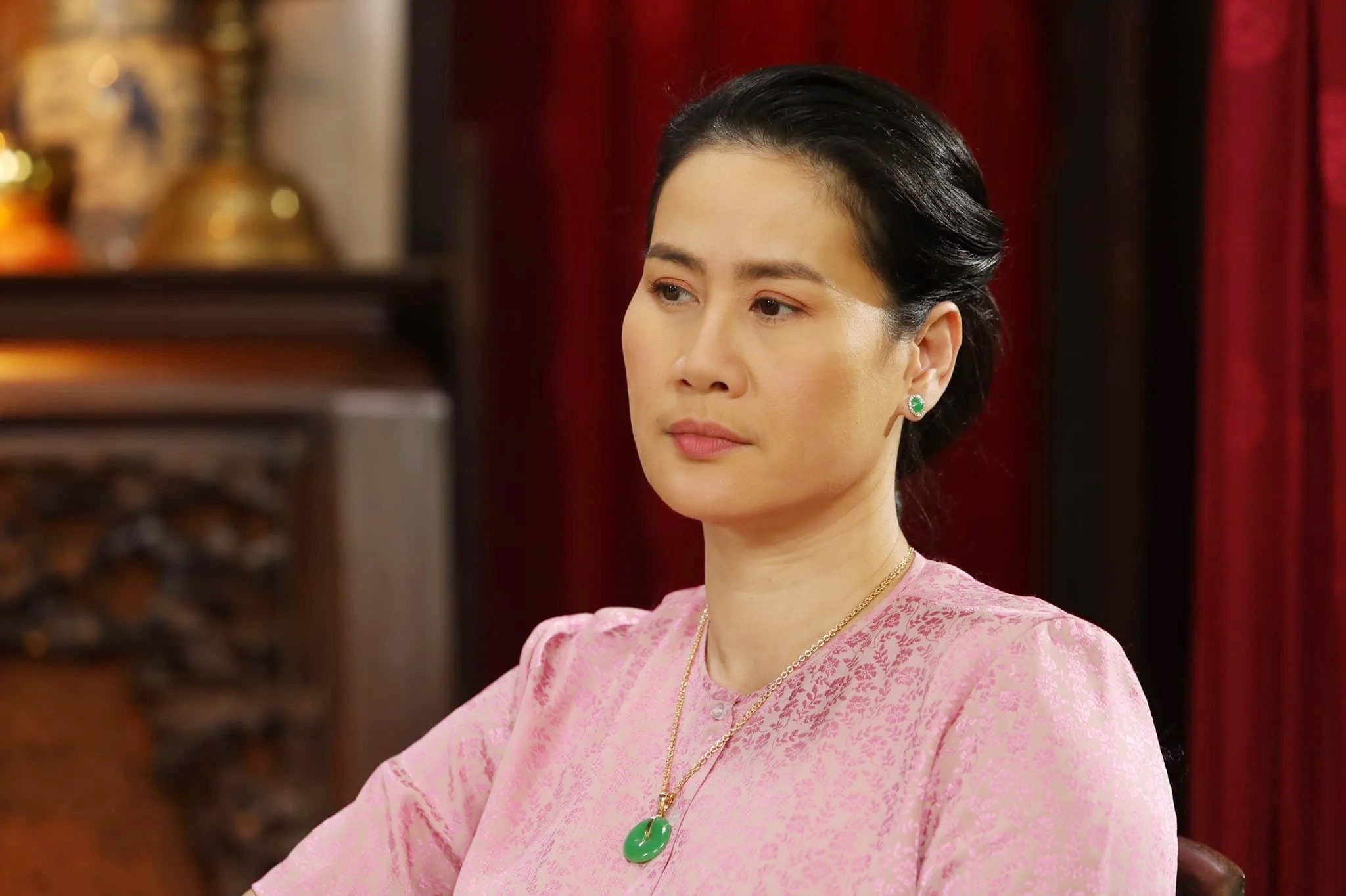 "Ác nữ" trên mản ảnh Việt: Một mình nuôi 2 con trong biệt thự 4 tầng ở TP.HCM, U50 độc thân, trẻ đẹp- Ảnh 2. "Ác nữ" trên mản ảnh Việt: Một mình nuôi 2 con trong biệt thự 4 tầng ở TP.HCM, U50 độc thân, trẻ đẹp- Ảnh 2.