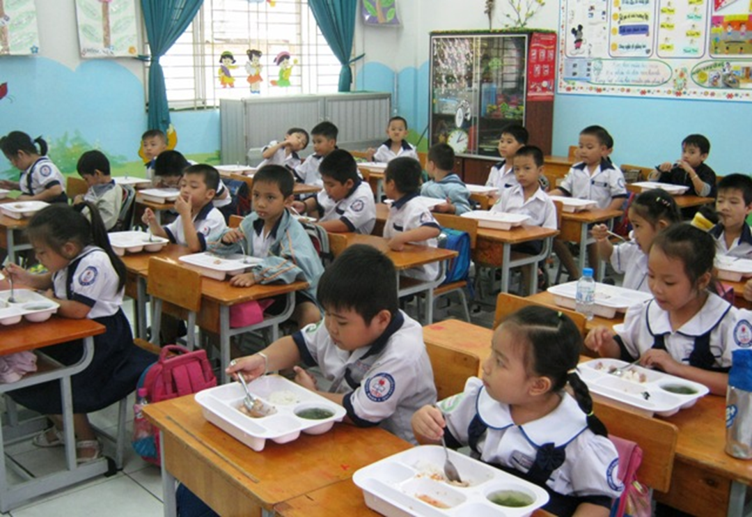 Bản tin 24/5: Hà Nội đang nghiên cứu miễn phí ăn trưa cho học sinh- Ảnh 1. Bản tin 24/5: Hà Nội đang nghiên cứu miễn phí ăn trưa cho học sinh- Ảnh 1.