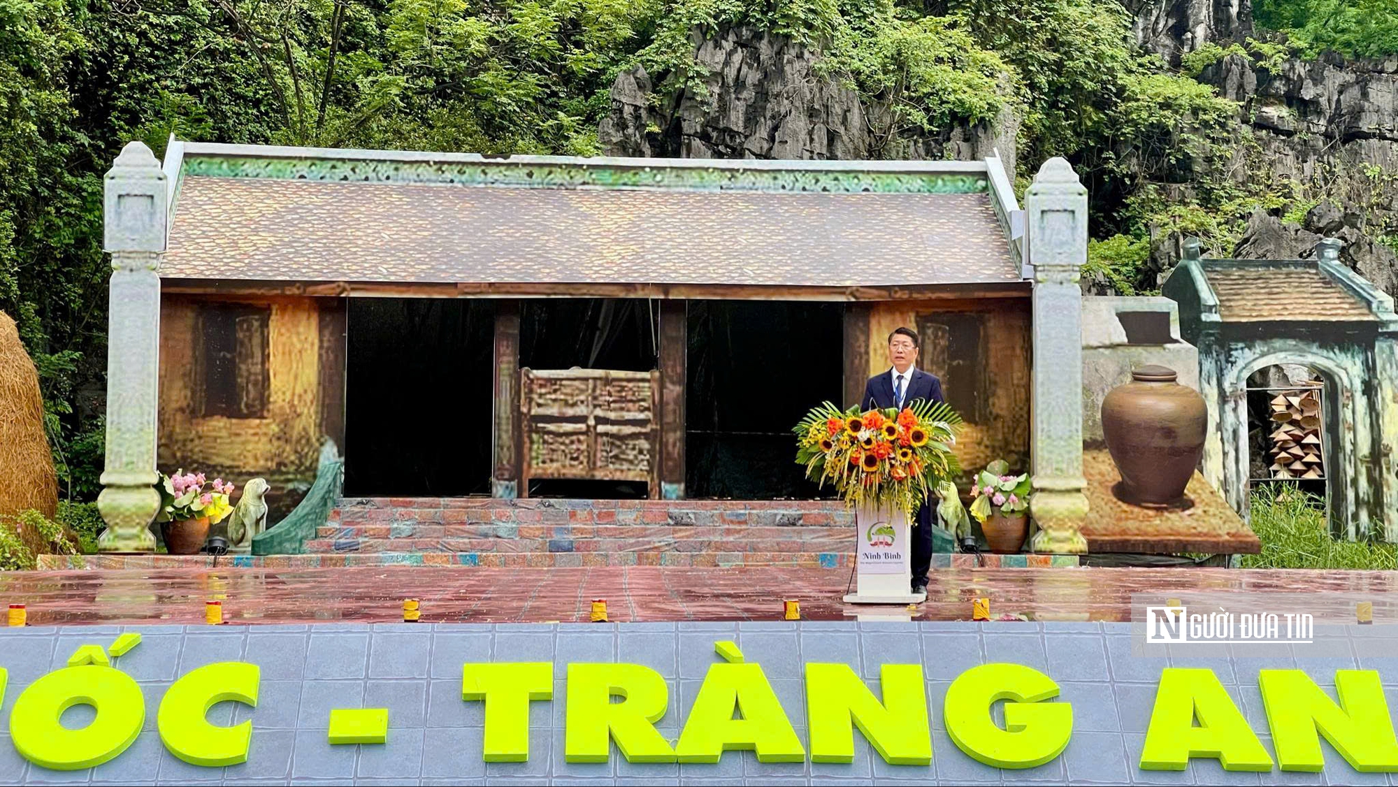 Dòng sông Ngô Đồng phủ sắc vàng chào đón Tuần du lịch Ninh Bình 2025- Ảnh 1. Dòng sông Ngô Đồng phủ sắc vàng chào đón Tuần du lịch Ninh Bình 2025- Ảnh 1.