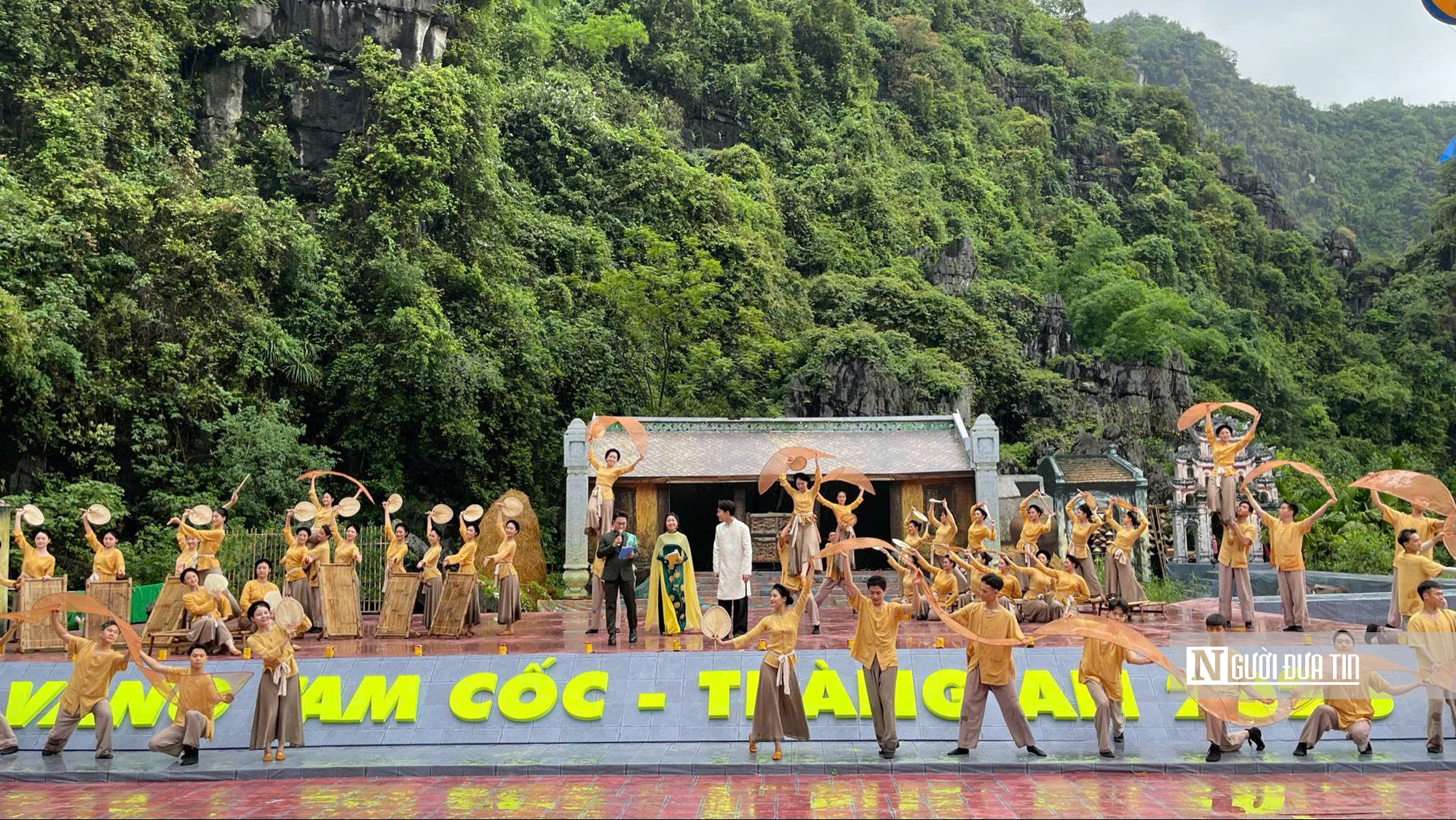 Dòng sông Ngô Đồng phủ sắc vàng chào đón Tuần du lịch Ninh Bình 2025- Ảnh 2. Dòng sông Ngô Đồng phủ sắc vàng chào đón Tuần du lịch Ninh Bình 2025- Ảnh 2.