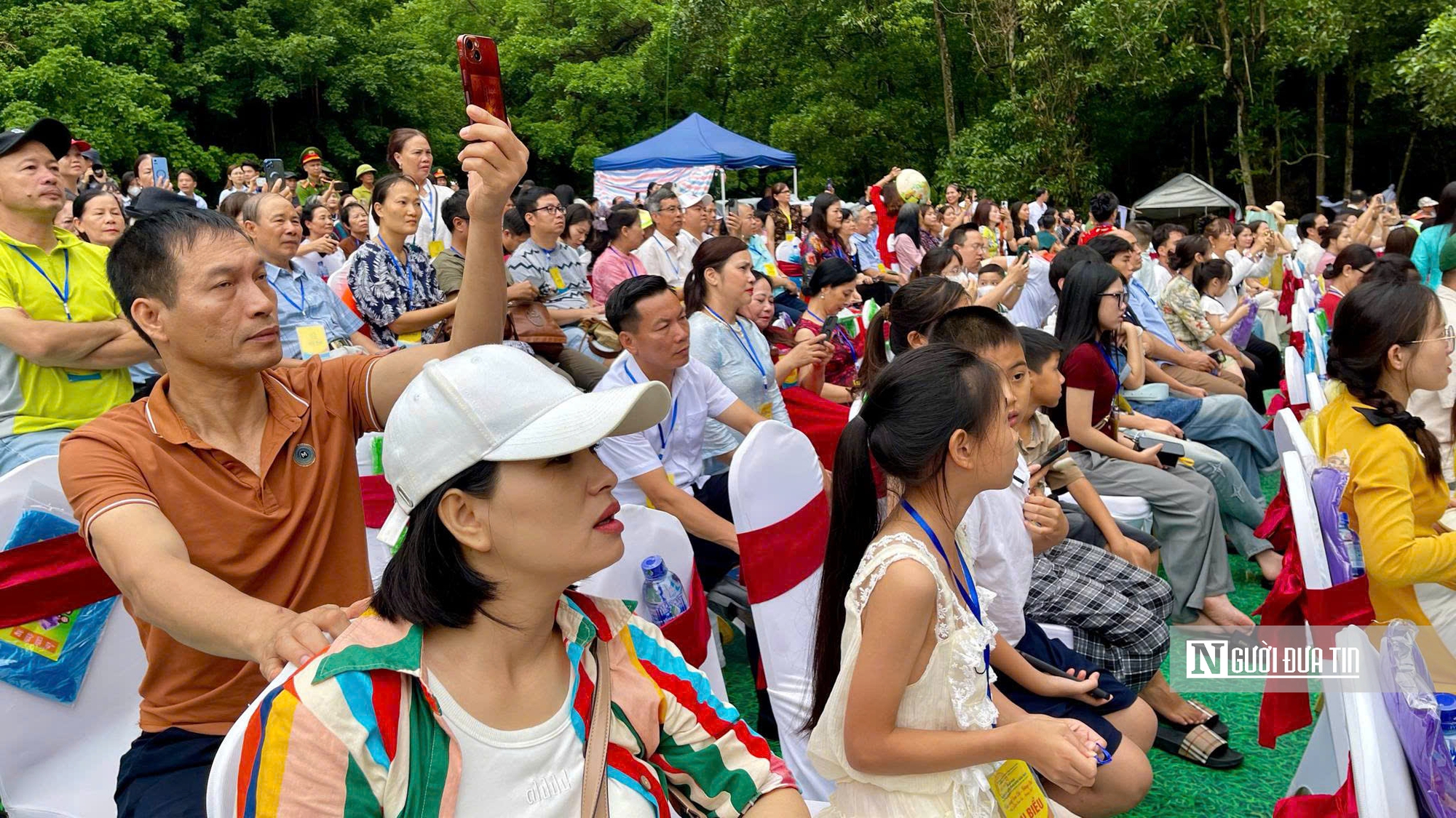 Dòng sông Ngô Đồng phủ sắc vàng chào đón Tuần du lịch Ninh Bình 2025- Ảnh 3. Dòng sông Ngô Đồng phủ sắc vàng chào đón Tuần du lịch Ninh Bình 2025- Ảnh 3.