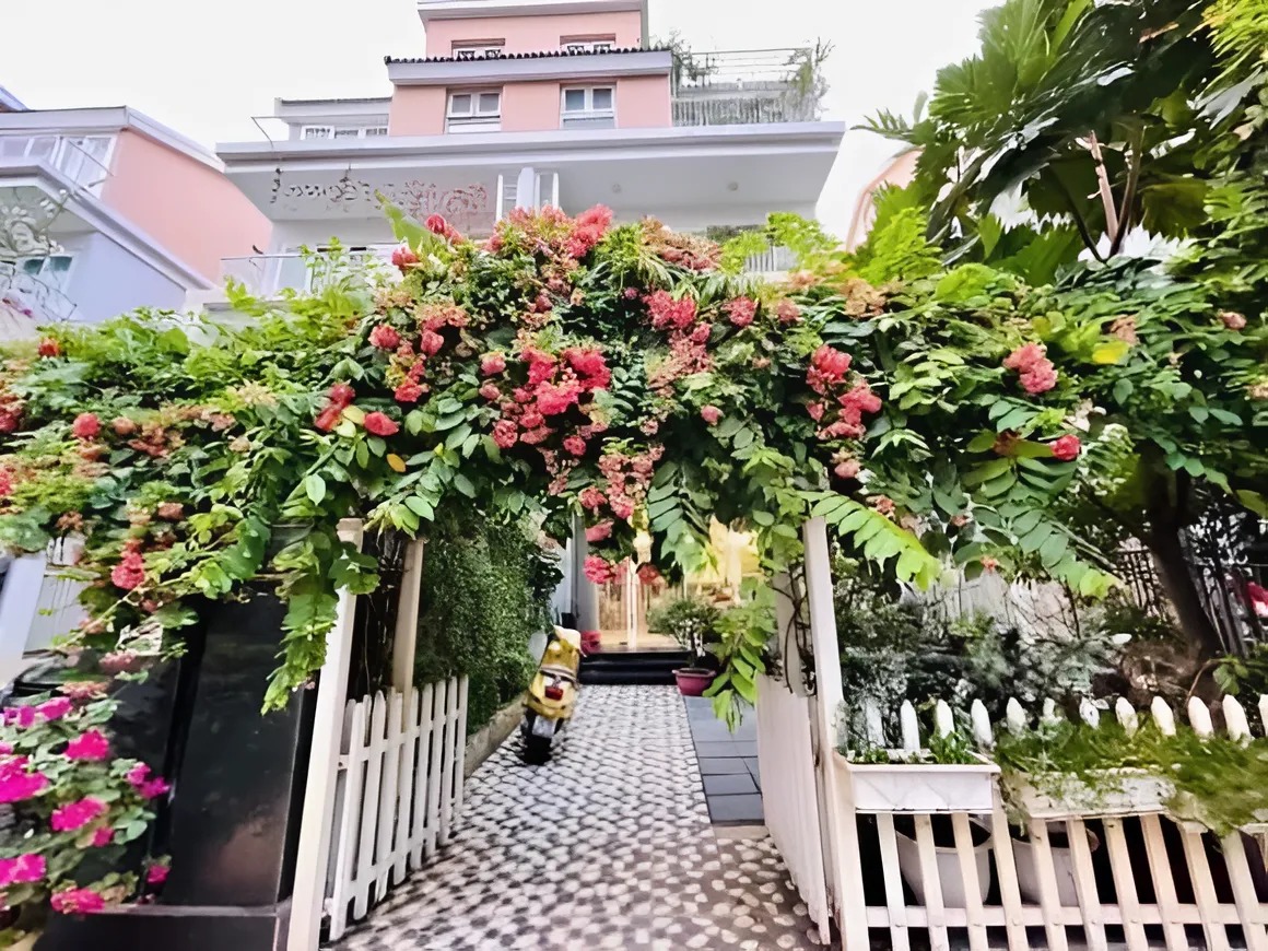 "Ác nữ" trên mản ảnh Việt: Một mình nuôi 2 con trong biệt thự 4 tầng ở TP.HCM, U50 độc thân, trẻ đẹp- Ảnh 10. "Ác nữ" trên mản ảnh Việt: Một mình nuôi 2 con trong biệt thự 4 tầng ở TP.HCM, U50 độc thân, trẻ đẹp- Ảnh 10.