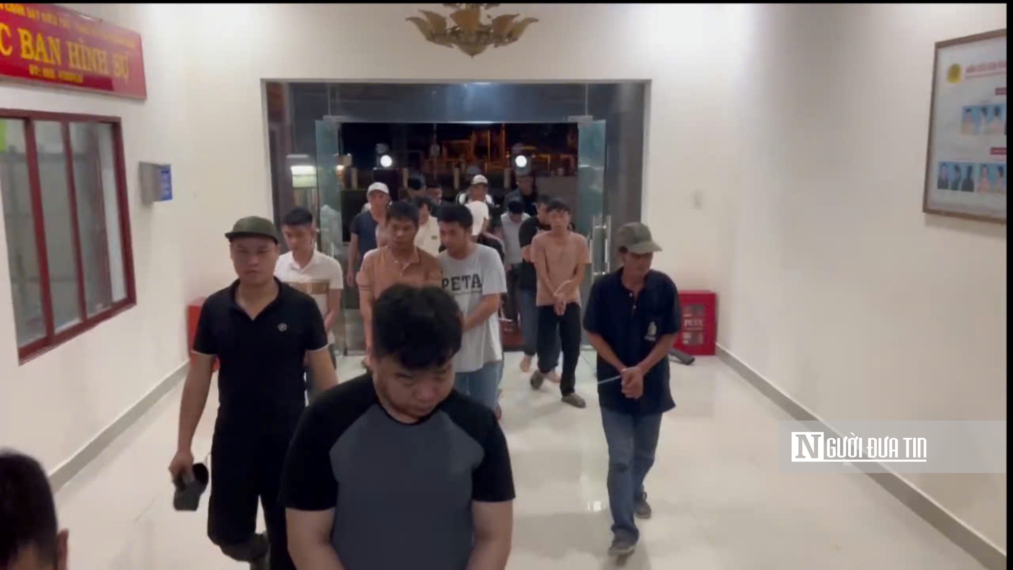 Quảng Ngãi: Bắt 29 đối tượng đang chơi xóc đĩa trong đám tang- Ảnh 1. Quảng Ngãi: Bắt 29 đối tượng đang chơi xóc đĩa trong đám tang- Ảnh 1.