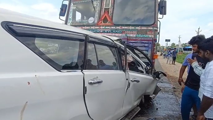 Xe ô tô đâm trực diện xe tải khiến 6 người tử vong, 2 người bị thương- Ảnh 1. Xe ô tô đâm trực diện xe tải khiến 6 người tử vong, 2 người bị thương- Ảnh 1.