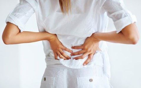 Người phụ nữ gãy xương sau khi trở mình trên giường vì thói quen phổ biến của nhiều chị em