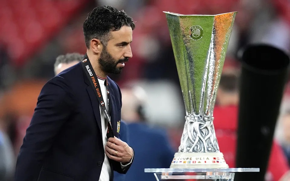 Ban lãnh đạo Manchester United vẫn hoàn toàn ủng hộ HLV Ruben Amorim dù đội bóng vừa trải qua mùa giải tồi tệ nhất sau nhiều thập kỷ. (Ảnh: PA Wire/Nick Potts) Ban lãnh đạo Manchester United vẫn hoàn toàn ủng hộ HLV Ruben Amorim dù đội bóng vừa trải qua mùa giải tồi tệ nhất sau nhiều thập kỷ. (Ảnh: PA Wire/Nick Potts)