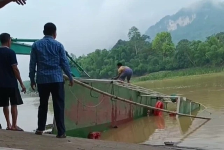 Đò chở 10 học sinh bị lật trên sông Mã- Ảnh 1. Đò chở 10 học sinh bị lật trên sông Mã- Ảnh 1.
