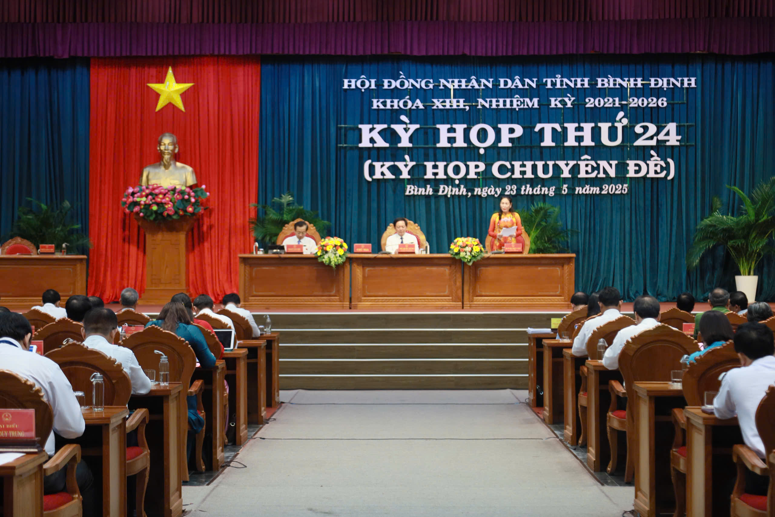 Bí thư Tỉnh ủy Bình Định: Đảm bảo chính quyền cấp xã mới hoạt động liên tục, không bị đứt quãng- Ảnh 2. Bí thư Tỉnh ủy Bình Định: Đảm bảo chính quyền cấp xã mới hoạt động liên tục, không bị đứt quãng- Ảnh 2.