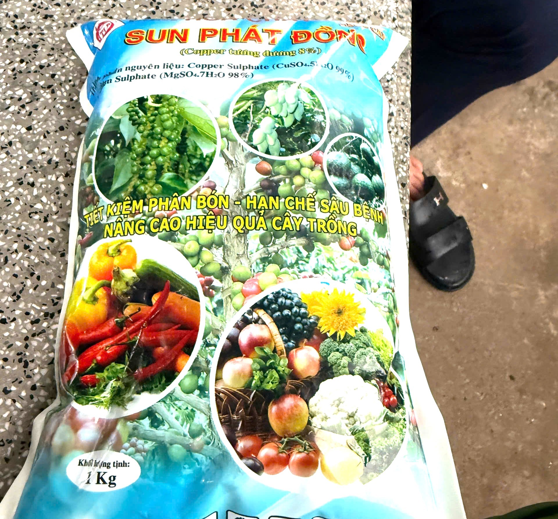 Đột kích xưởng sản xuất phân bón giả, nhập nguyên liệu từ Trung Quốc- Ảnh 1. Đột kích xưởng sản xuất phân bón giả, nhập nguyên liệu từ Trung Quốc- Ảnh 1.