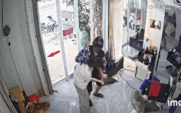 Nữ chủ tiệm cắt tóc bị đàn ông lạ mặt xông vào tiệm hành hung