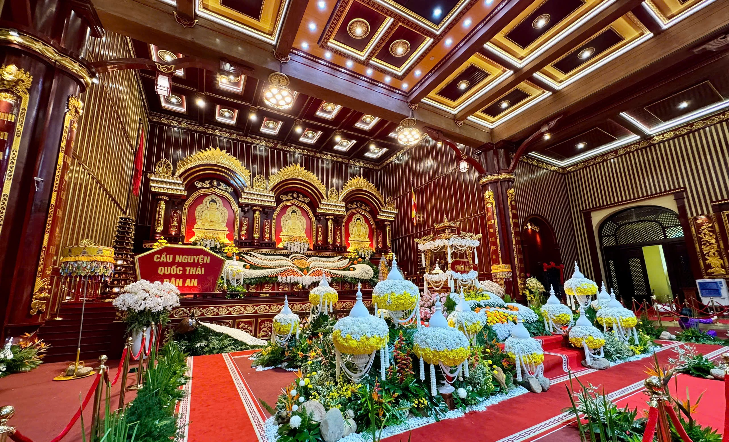 Cung rước Xá lợi Phật về đất thiêng Yên Tử- Ảnh 2. Cung rước Xá lợi Phật về đất thiêng Yên Tử- Ảnh 2.
