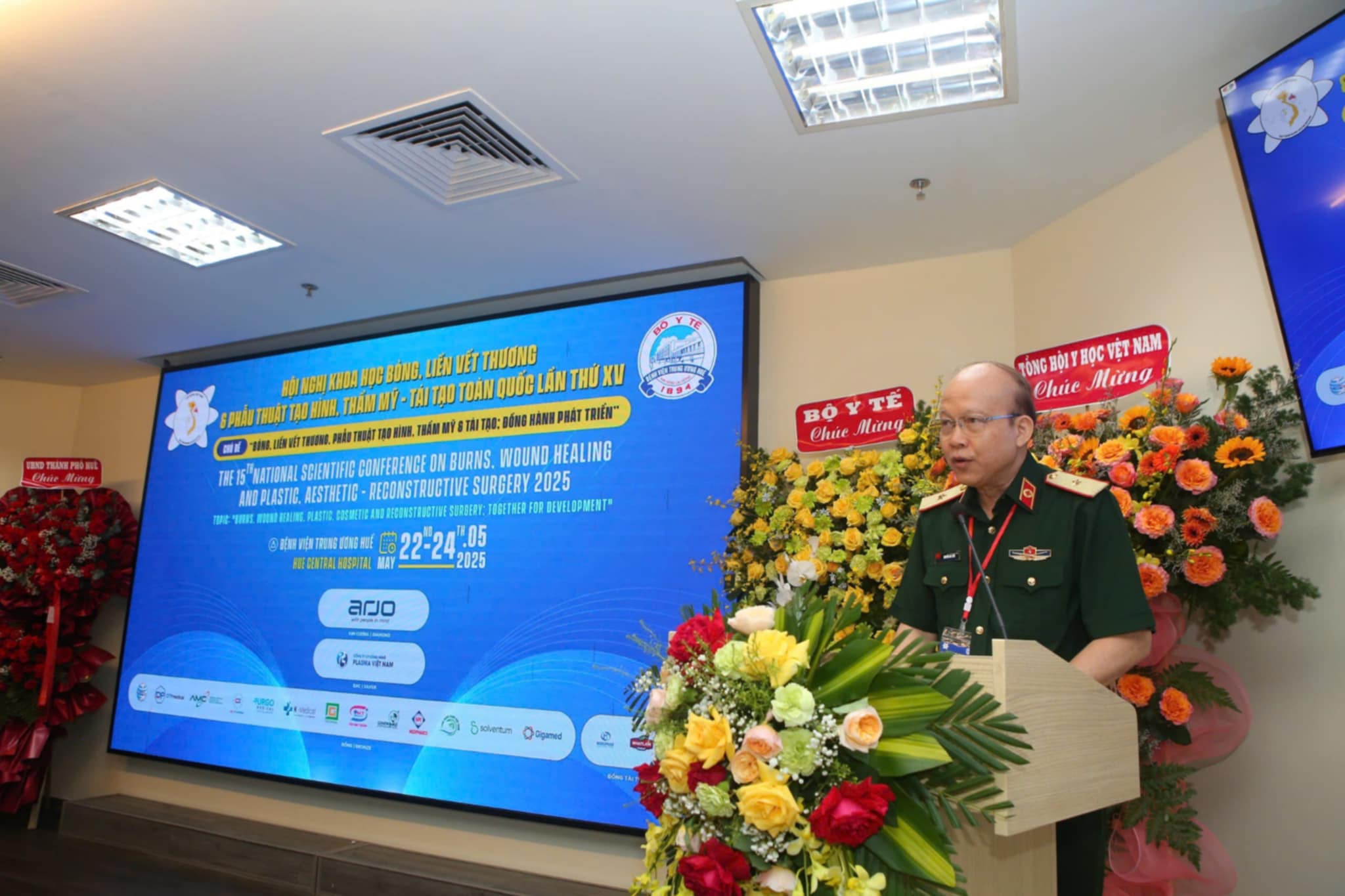 Hàng chục chuyên gia y tế quy tụ ở Huế bàn về tái sinh vết bỏng nặng- Ảnh 2. Hàng chục chuyên gia y tế quy tụ ở Huế bàn về tái sinh vết bỏng nặng- Ảnh 2.