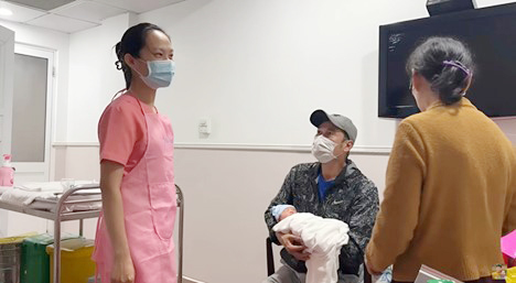 Nam diễn viên Tiết Cương thông báo tin vui "lên chức" ở tuổi 52- Ảnh 2. Nam diễn viên Tiết Cương thông báo tin vui "lên chức" ở tuổi 52- Ảnh 2.