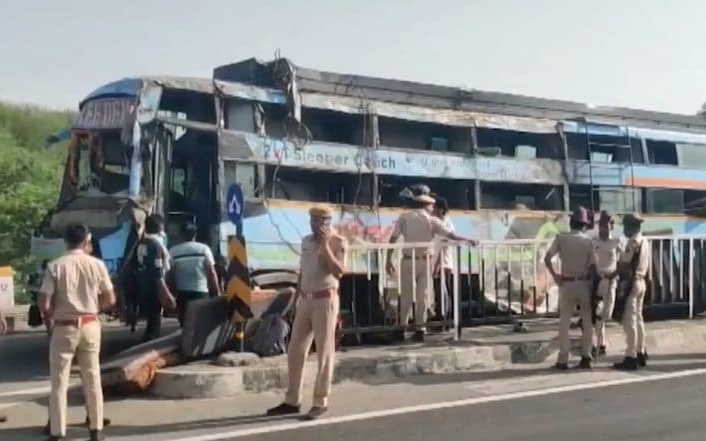 Tài xế ngủ gật khiến xe buýt bị lật, 3 người tử vong