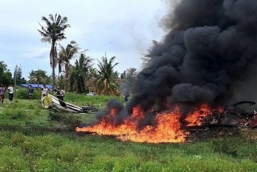 Trực thăng cảnh sát Thái Lan rơi cháy dữ dội. (Ảnh: Bangkokpost) Trực thăng cảnh sát Thái Lan rơi cháy dữ dội. (Ảnh: Bangkokpost)