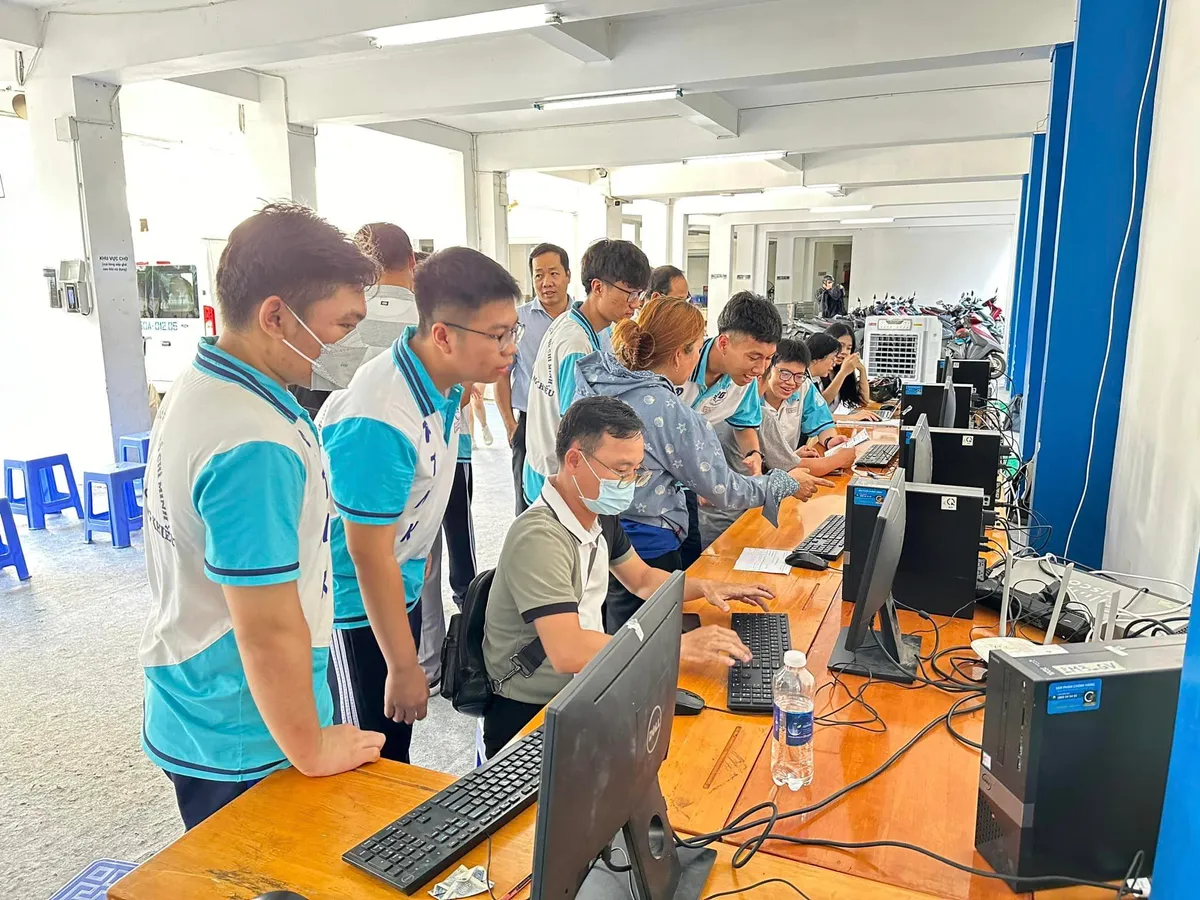 Gần 4.000 thí sinh bước vào kỳ thi lớp 10 đầu tiên tại Tp.HCM- Ảnh 1. Gần 4.000 thí sinh bước vào kỳ thi lớp 10 đầu tiên tại Tp.HCM- Ảnh 1.