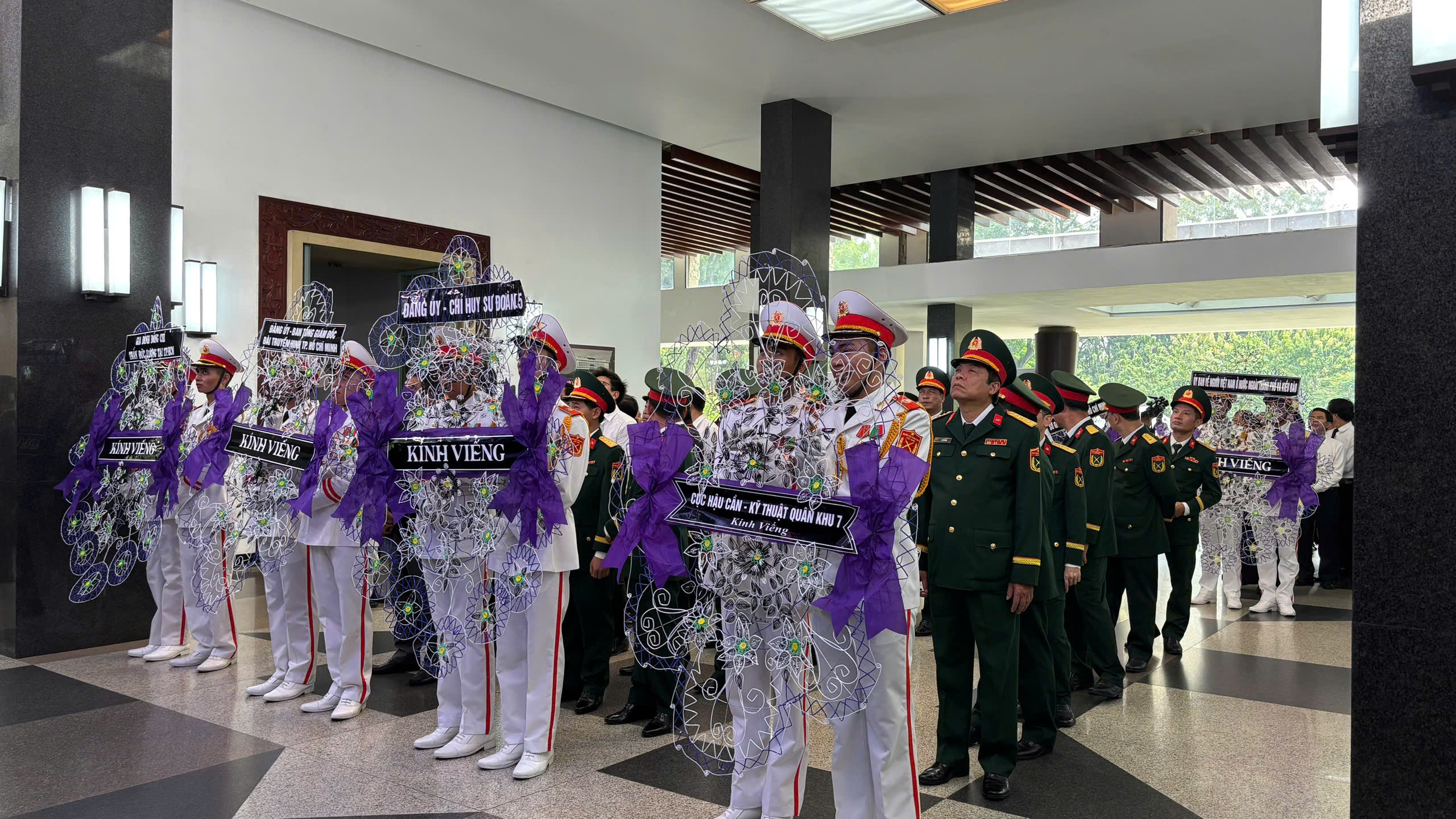 Tp.HCM tổ chức lễ viếng nguyên Chủ tịch nước Trần Đức Lương- Ảnh 24. Tp.HCM tổ chức lễ viếng nguyên Chủ tịch nước Trần Đức Lương- Ảnh 24.