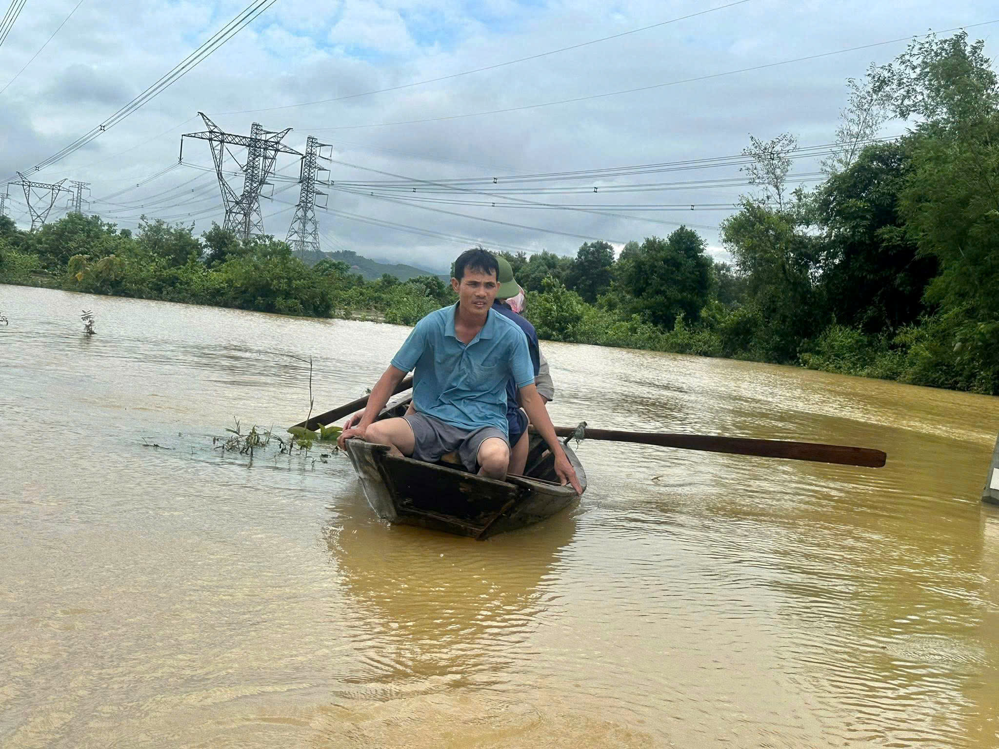 Hà Tĩnh: Bị nước lũ bủa vây, người đàn ông may mắn được cứu- Ảnh 3. Hà Tĩnh: Bị nước lũ bủa vây, người đàn ông may mắn được cứu- Ảnh 3.