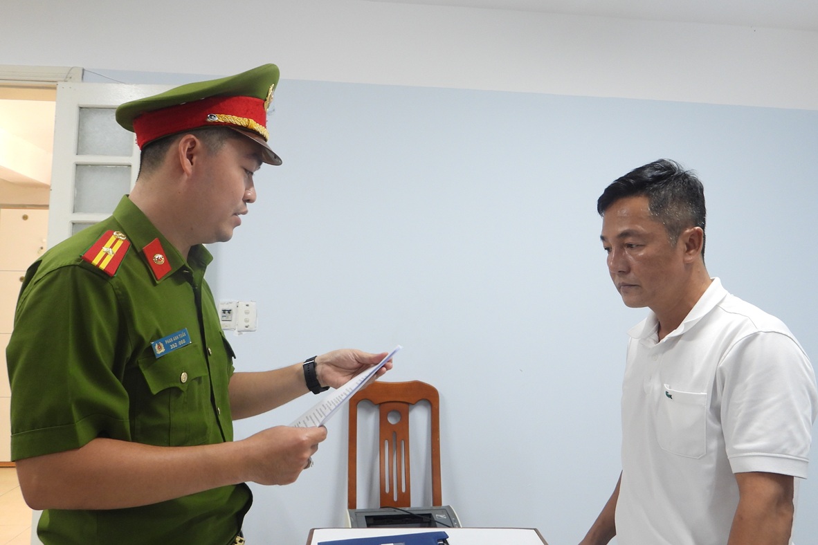 Tin mới nhất vụ Chủ tịch Công ty Pha Lê thuê giang hồ chém cổ đông, thâu tóm mỏ cát- Ảnh 1. Tin mới nhất vụ Chủ tịch Công ty Pha Lê thuê giang hồ chém cổ đông, thâu tóm mỏ cát- Ảnh 1.