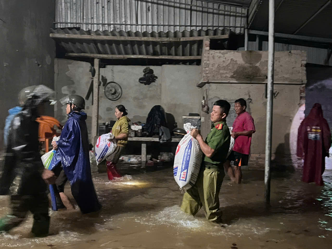 Hà Tĩnh: Đê đập Hà bị vỡ sau mưa lớn- Ảnh 2. Hà Tĩnh: Đê đập Hà bị vỡ sau mưa lớn- Ảnh 2.
