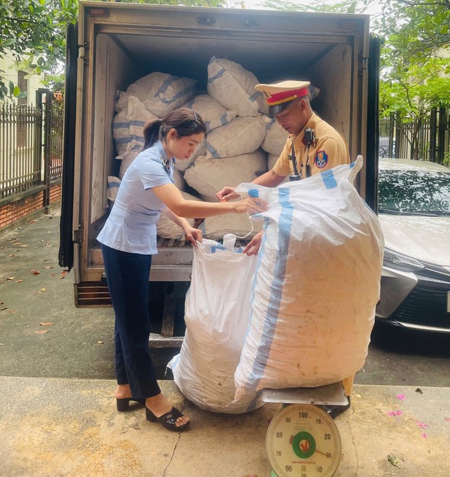 Bắt giữ 1,4 tấn chân gà bị mốc hỏng đang đưa về Hà Nội tiêu thụ- Ảnh 1. Bắt giữ 1,4 tấn chân gà bị mốc hỏng đang đưa về Hà Nội tiêu thụ- Ảnh 1.