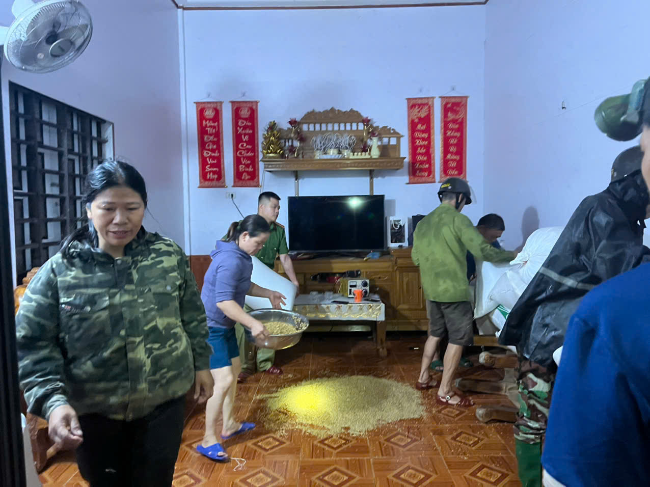 Hà Tĩnh: Đê đập Hà bị vỡ sau mưa lớn- Ảnh 4. Hà Tĩnh: Đê đập Hà bị vỡ sau mưa lớn- Ảnh 4.