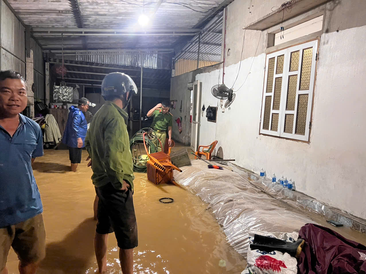 Hà Tĩnh: Đê đập Hà bị vỡ sau mưa lớn- Ảnh 3. Hà Tĩnh: Đê đập Hà bị vỡ sau mưa lớn- Ảnh 3.