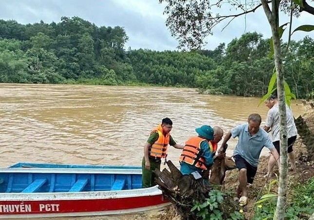 Hà Tĩnh: Bị nước lũ bủa vây, người đàn ông may mắn được cứu- Ảnh 1. Hà Tĩnh: Bị nước lũ bủa vây, người đàn ông may mắn được cứu- Ảnh 1.