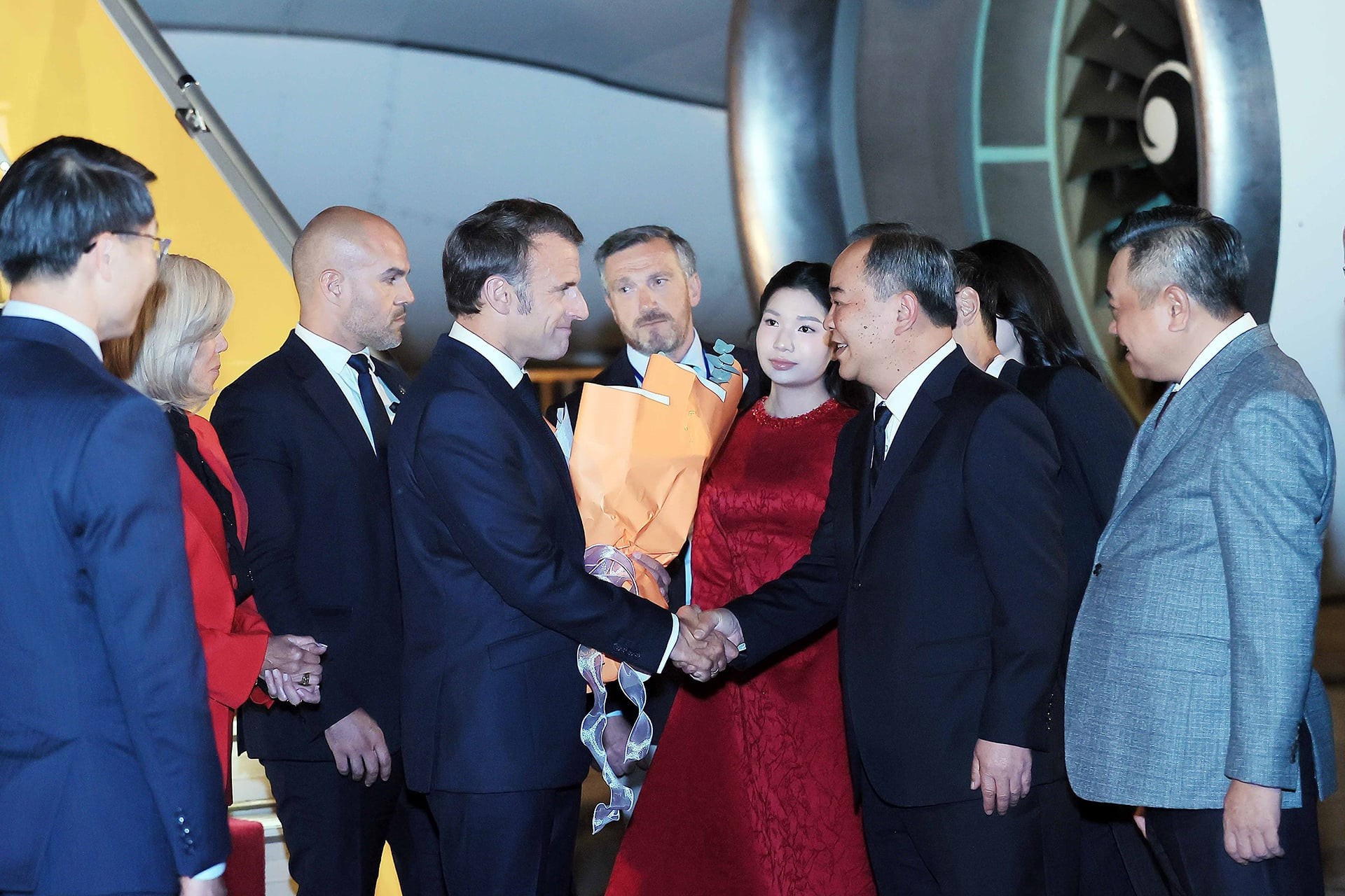 Tổng thống Emmanuel Macron và Phu nhân đến Hà Nội, bắt đầu chuyến thăm Việt Nam- Ảnh 1. Tổng thống Emmanuel Macron và Phu nhân đến Hà Nội, bắt đầu chuyến thăm Việt Nam- Ảnh 1.