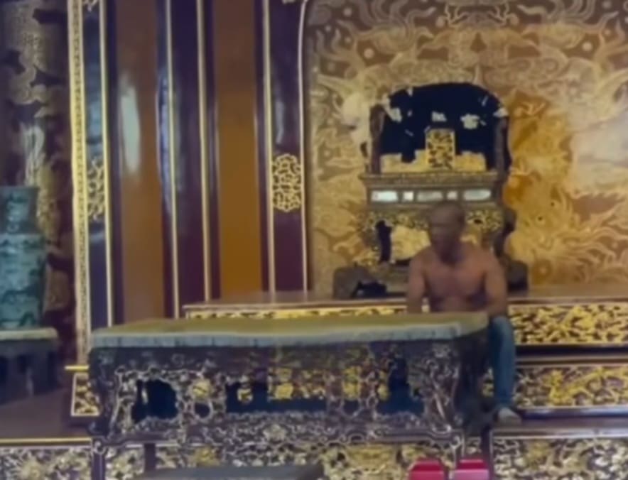 Làm rõ người đàn ông ngồi trên ngai vàng ở điện Thái Hoà rồi la hét, đập phá- Ảnh 1. Làm rõ người đàn ông ngồi trên ngai vàng ở điện Thái Hoà rồi la hét, đập phá- Ảnh 1.