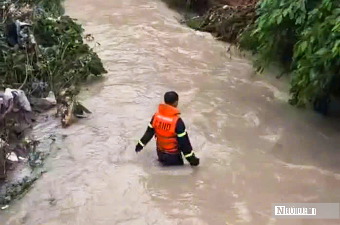 Tìm thấy thi thể bé gái 11 tuổi bị nước cuốn trôi trong cơn mưa lớn tại Đồng Nai- Ảnh 1. Tìm thấy thi thể bé gái 11 tuổi bị nước cuốn trôi trong cơn mưa lớn tại Đồng Nai- Ảnh 1.
