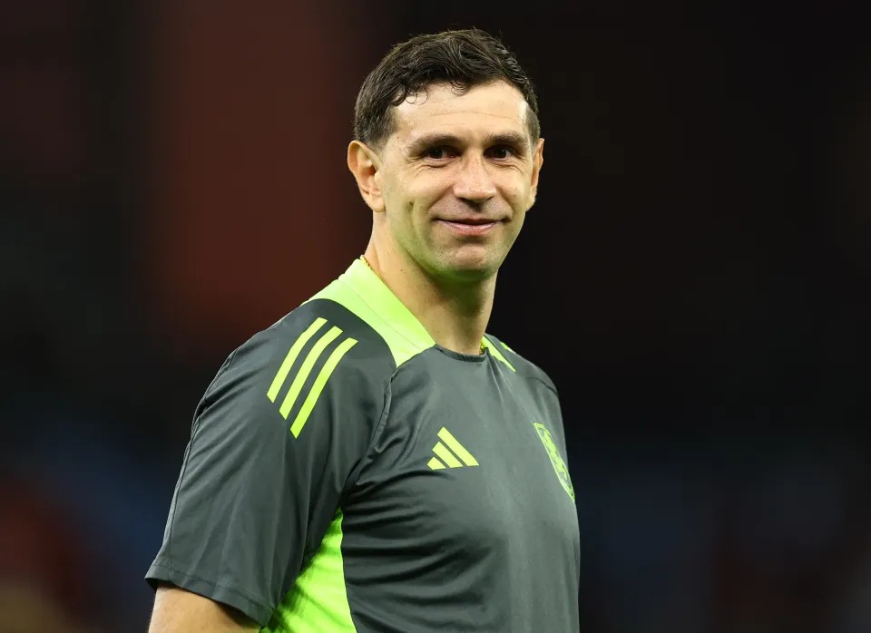 Arsenal muốn tái ký hợp đồng với Emi Martinez nếu họ mất David Raya. (Ảnh: Reuters) Arsenal muốn tái ký hợp đồng với Emi Martinez nếu họ mất David Raya. (Ảnh: Reuters)