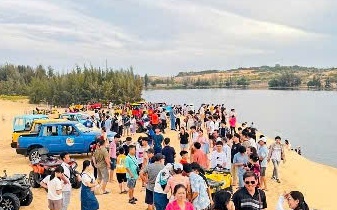 Bình Thuận: Xe địa hình chở 8 người rơi xuống hồ Bàu Trắng, một du khách tử vong